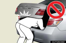 The trunk lid may fall if it is not opened